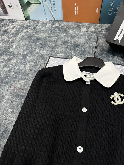 CNL Double C Brooch Decorated with Contrasting Color Lapel Stitching Fake Two-piece Fine Twist Knitted Cardigan 0724012301