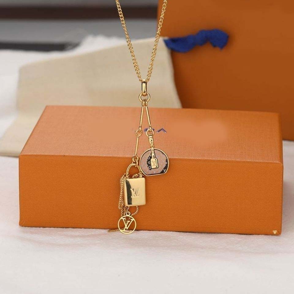 Round cake tassel bag necklace