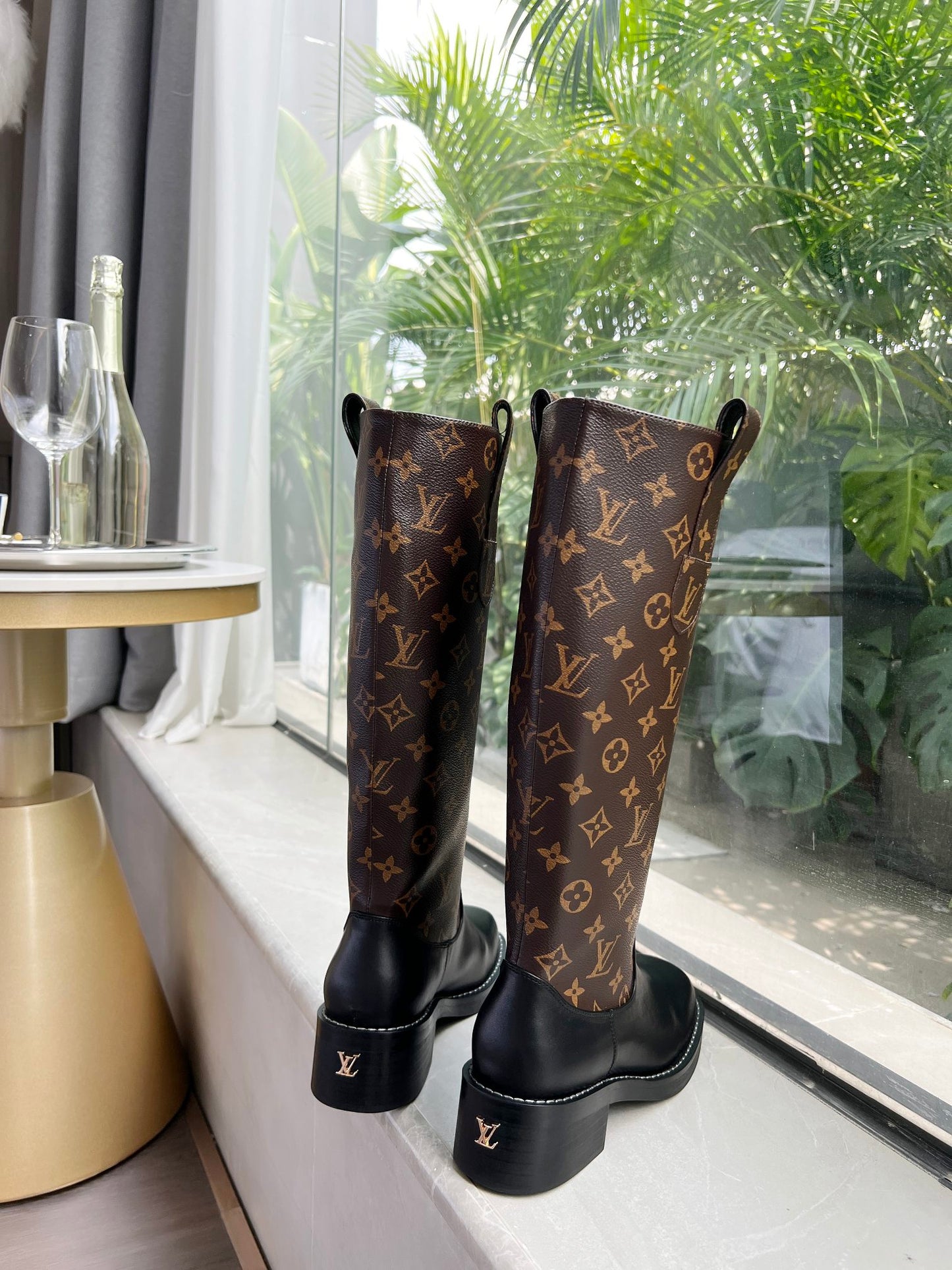 V Logo stylish embossed printed leather boots 0724101803