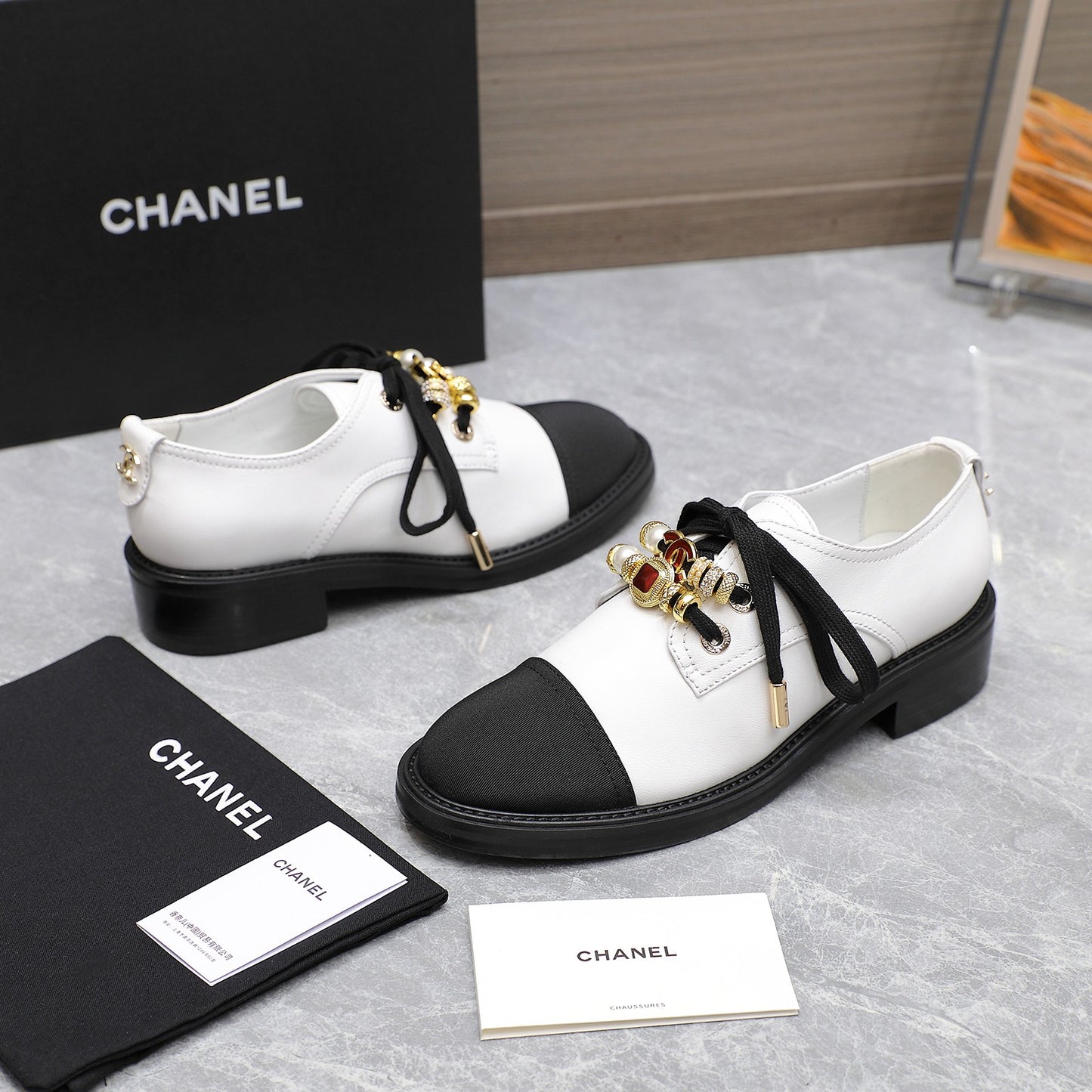 24P new double C pearl gemstone heavy metal buckle leather shoes 0724090504