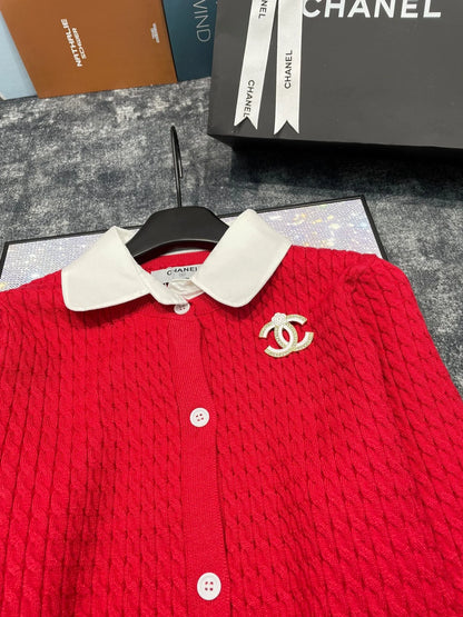 CNL Double C Brooch Decorated with Contrasting Color Lapel Stitching Fake Two-piece Fine Twist Knitted Cardigan 0724012301