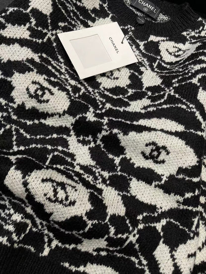 Black and white wool camellia knit XC1823091902