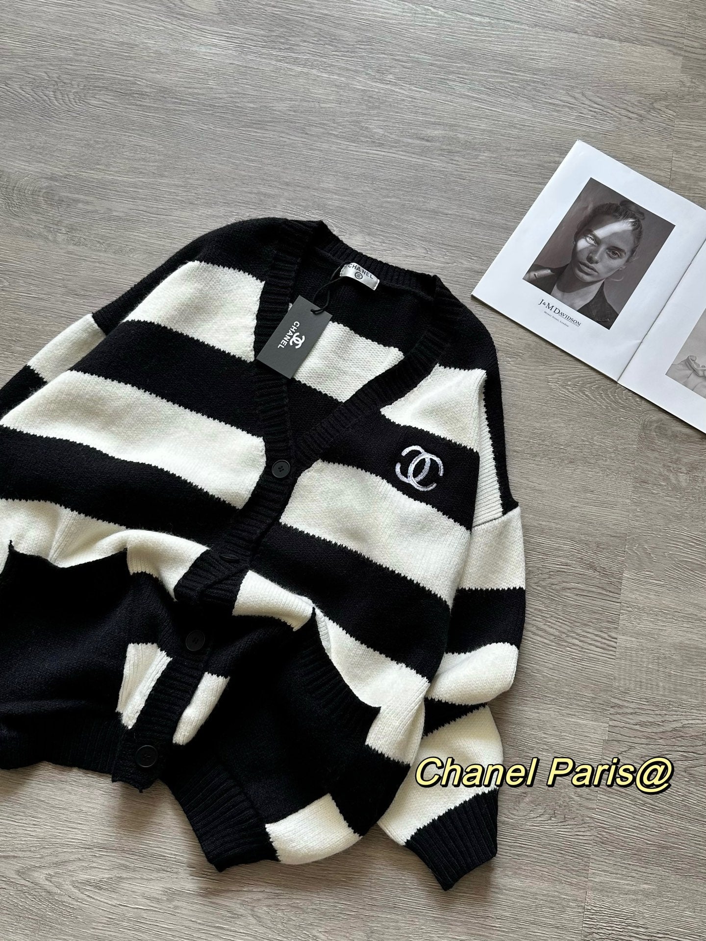 Striped contrasting color sweater jacket cardigan with embroidered logo on the chest XC0823100904
