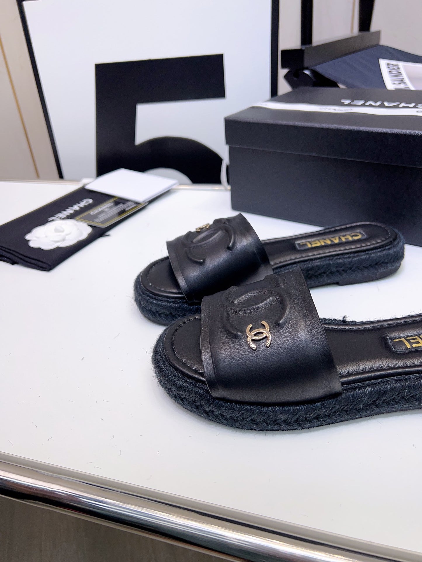 23 Ladies Fashion Luxury slipper and flip-flop S009