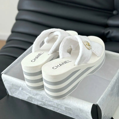 New fashionable and versatile slope heel sandals 1024070117