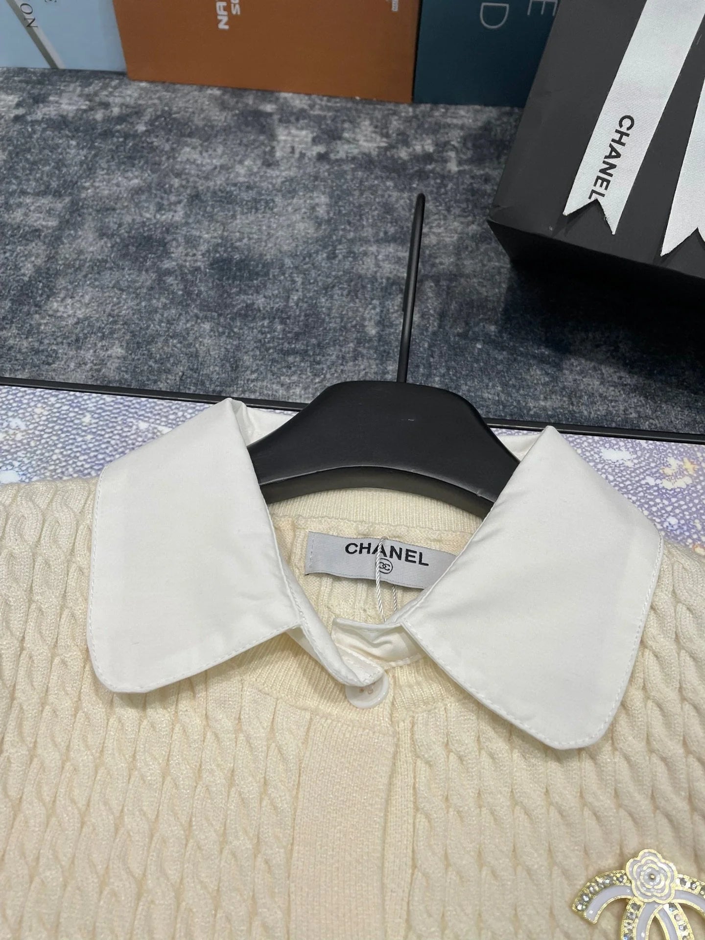 CNL Double C Brooch Decorated with Contrasting Color Lapel Stitching Fake Two-piece Fine Twist Knitted Cardigan 0724012301