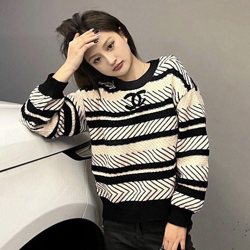 Black White Contrast Striped Knitted Sweater 0823112302