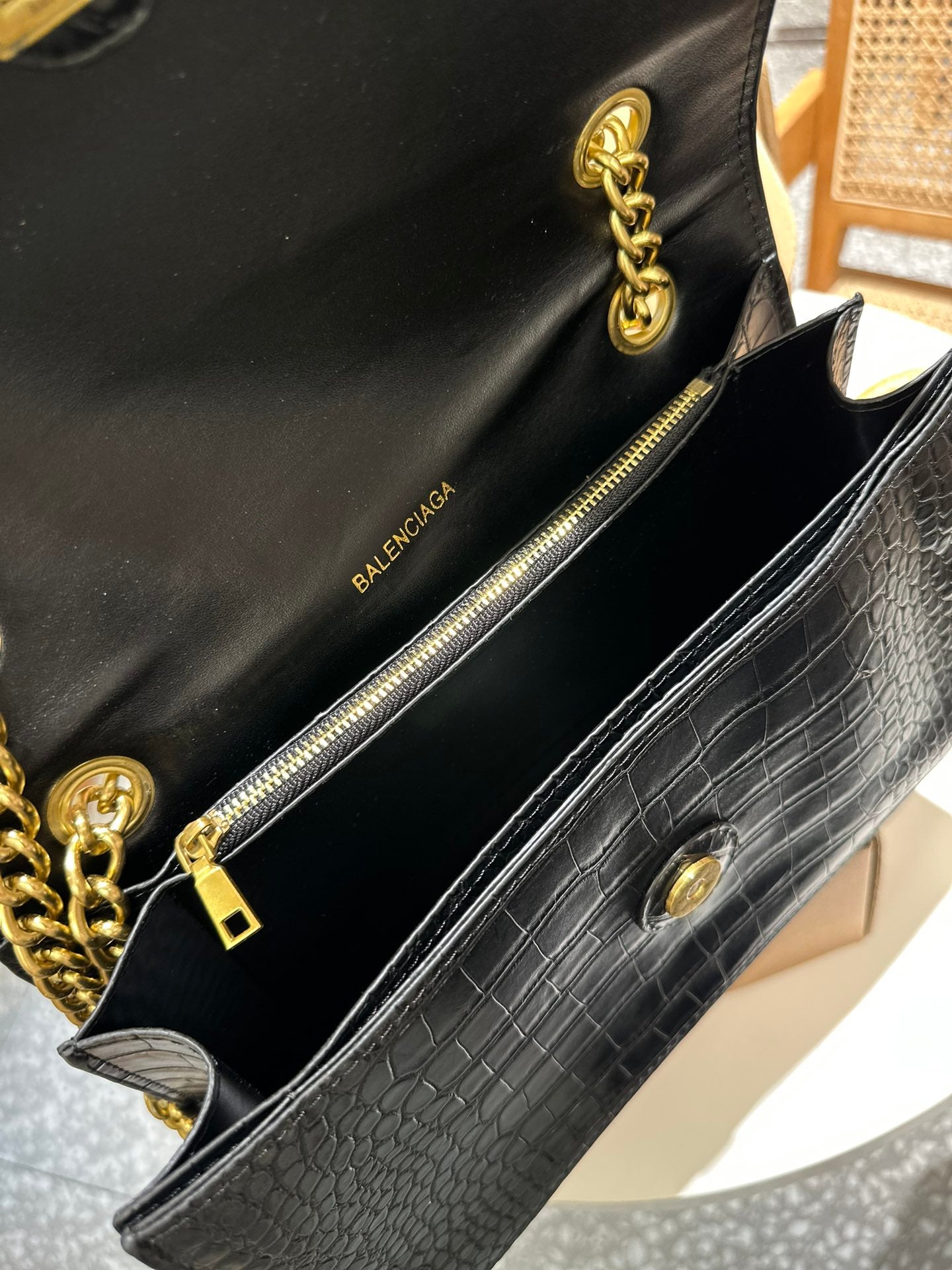 B hourglass crocodile-embossed shoulder bag XC1823081601