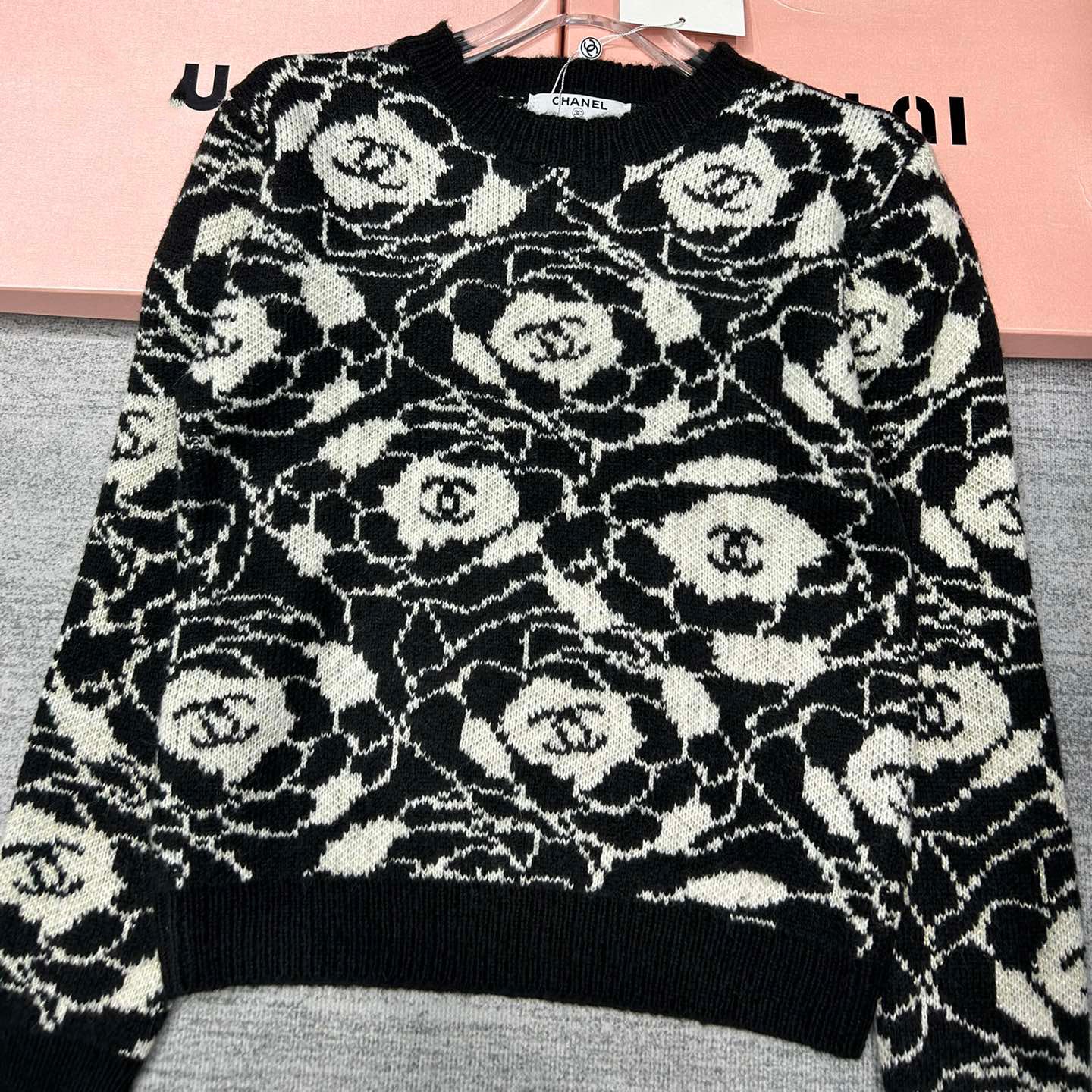 Black and white wool camellia knit XC1823091902