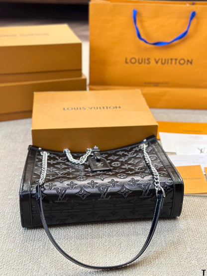 LVV Low Key Tote Bag 0724112601