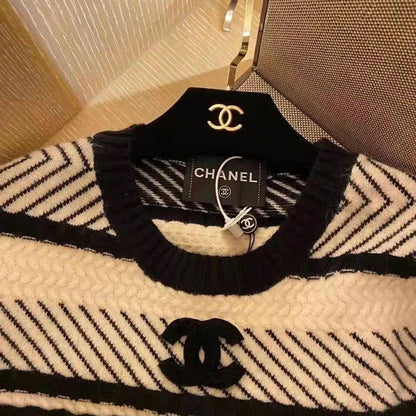 Black White Contrast Striped Knitted Sweater 0823112302