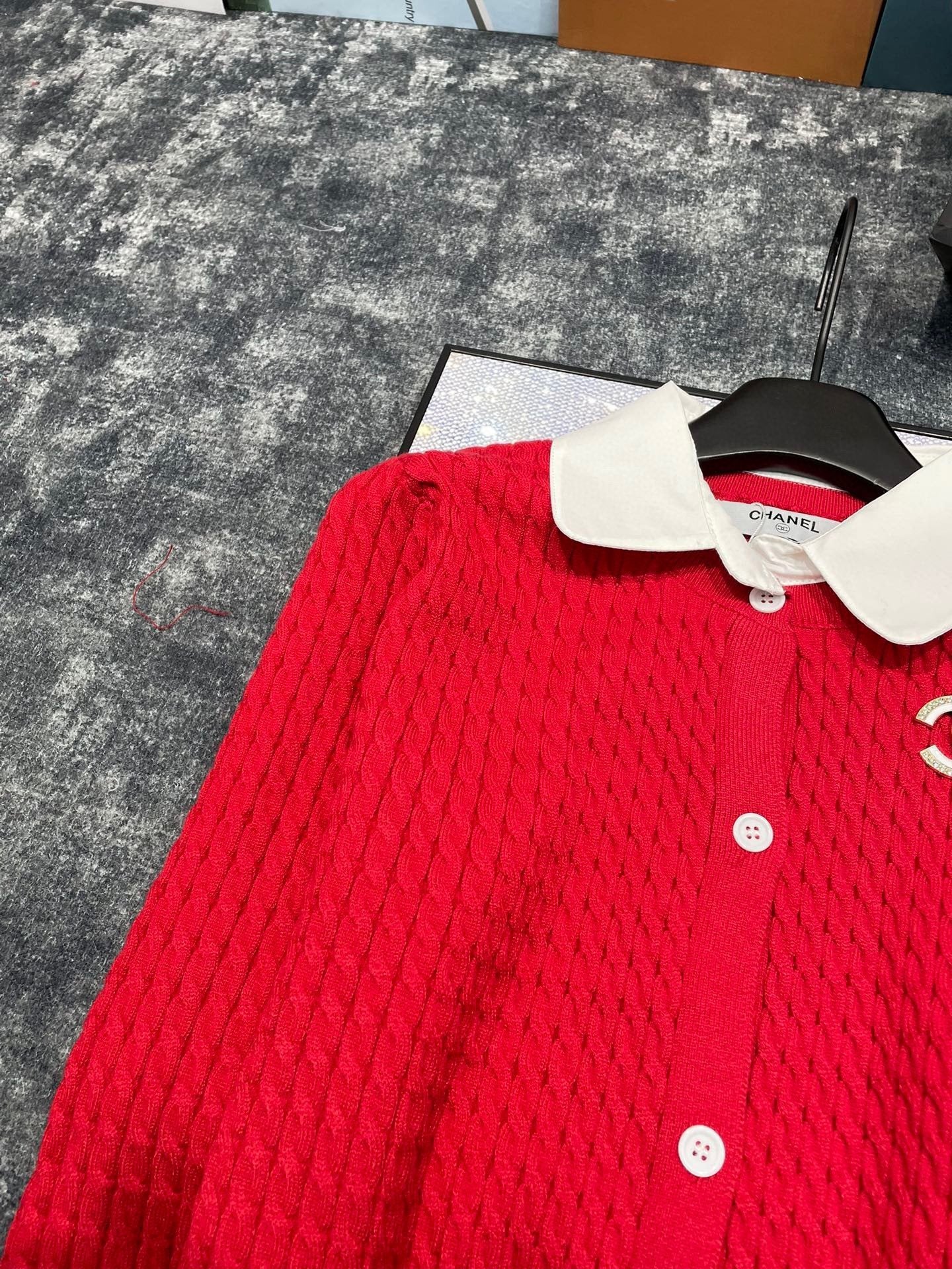 CNL Double C Brooch Decorated with Contrasting Color Lapel Stitching Fake Two-piece Fine Twist Knitted Cardigan 0724012301