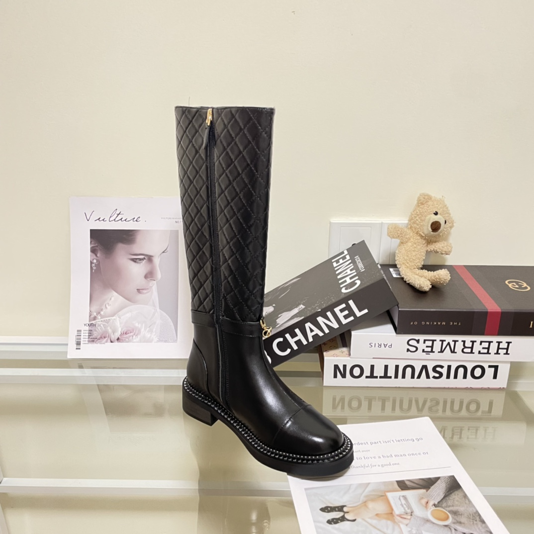 Diamond Check Chain Boots