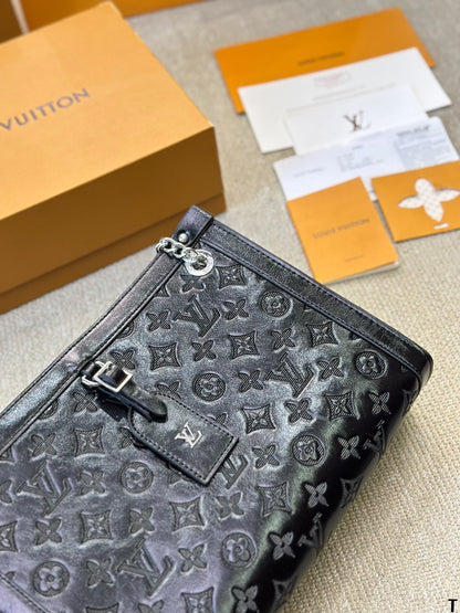 LVV Low Key Tote Bag 0724112601