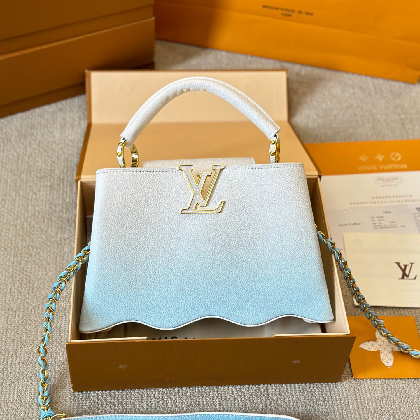 V-Capucines Shell Tote Bag 0724061308