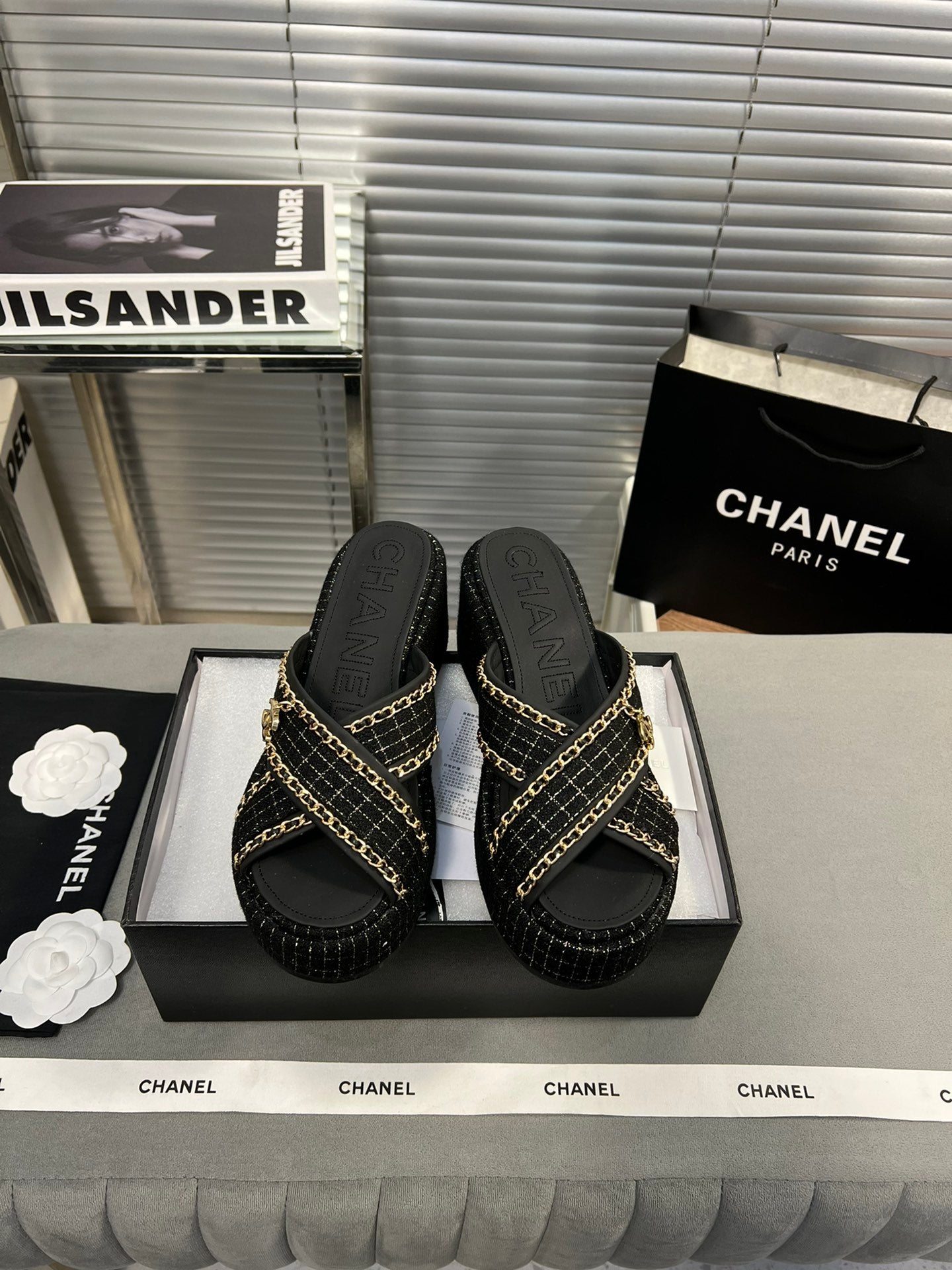 23 Ladies Fashion Luxury slipper and flip-flop S010