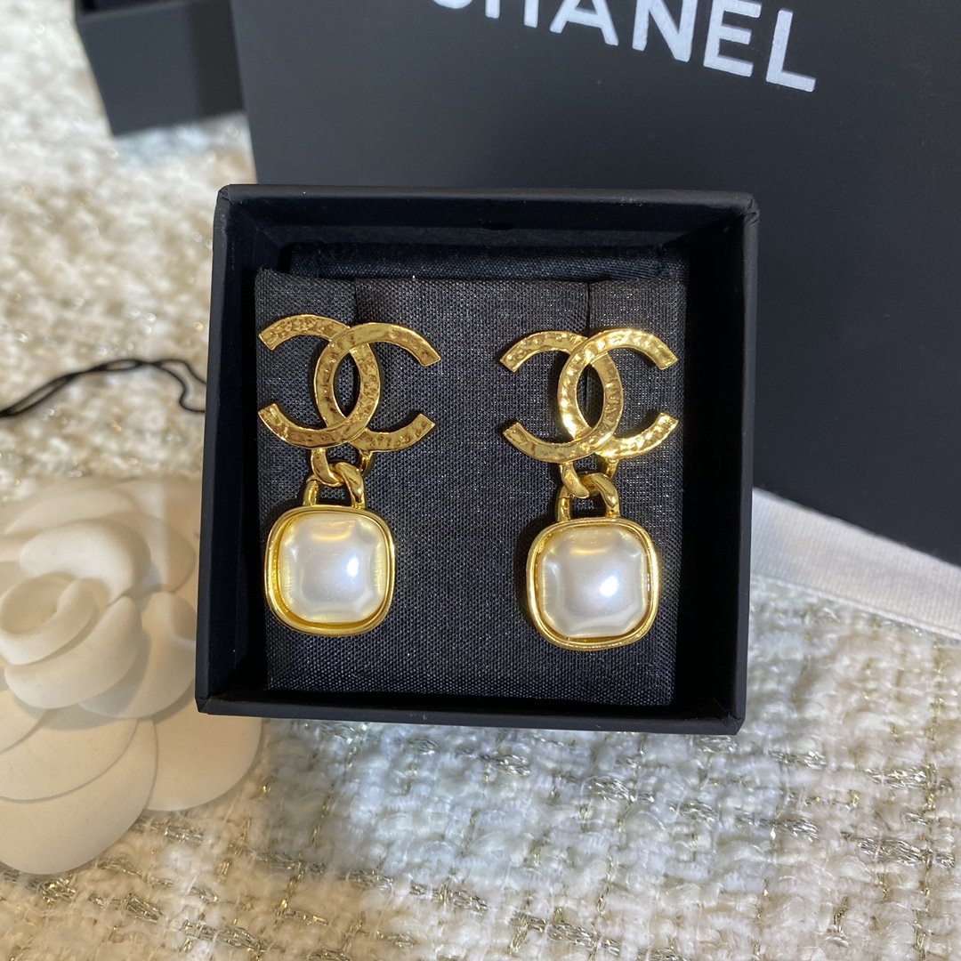 Square pearl earrings