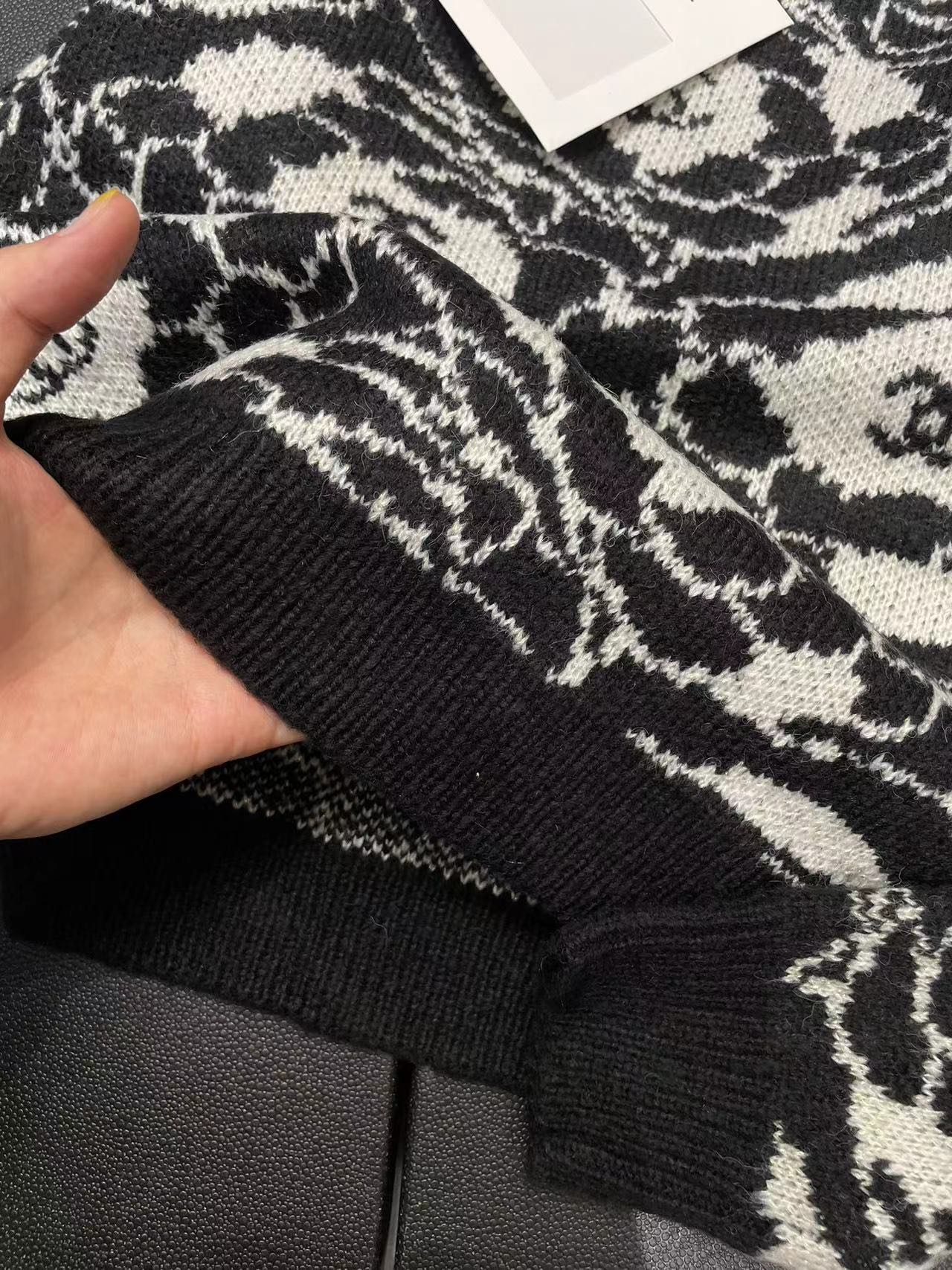 Black and white wool camellia knit XC1823091902