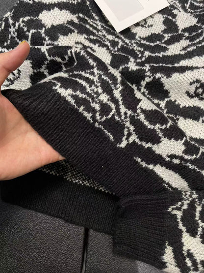Black and white wool camellia knit XC1823091902