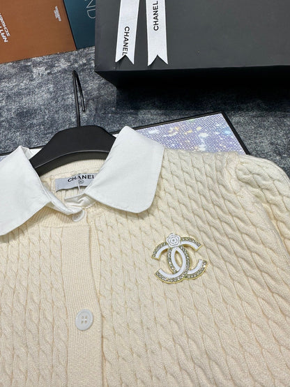 CNL Double C Brooch Decorated with Contrasting Color Lapel Stitching Fake Two-piece Fine Twist Knitted Cardigan 0724012301