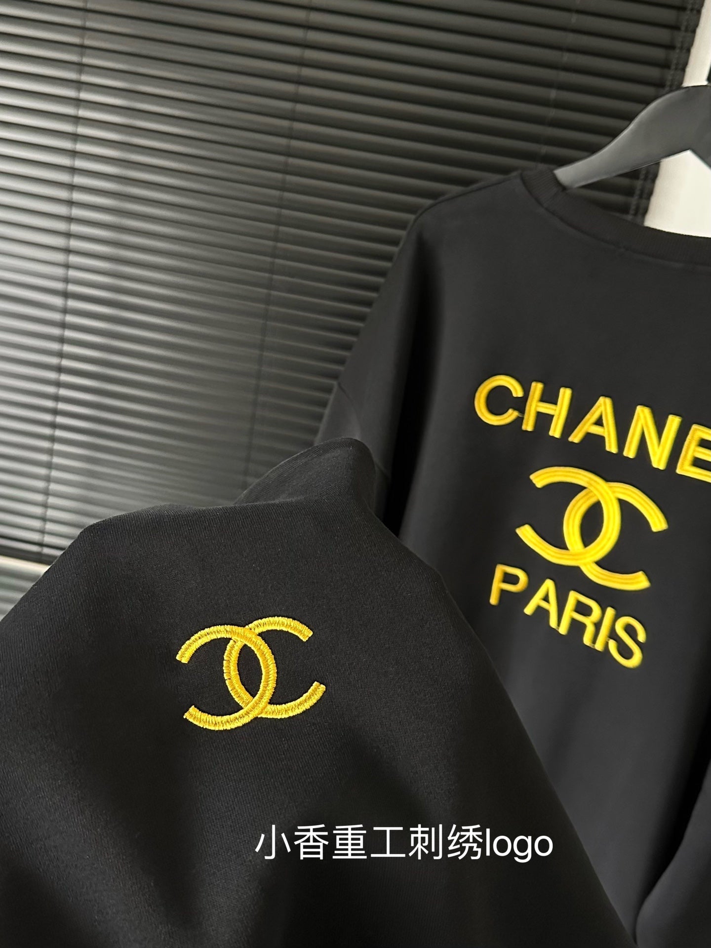 Limited edition black and gold embroidered logo crew neck sweatshirt XC0823100905