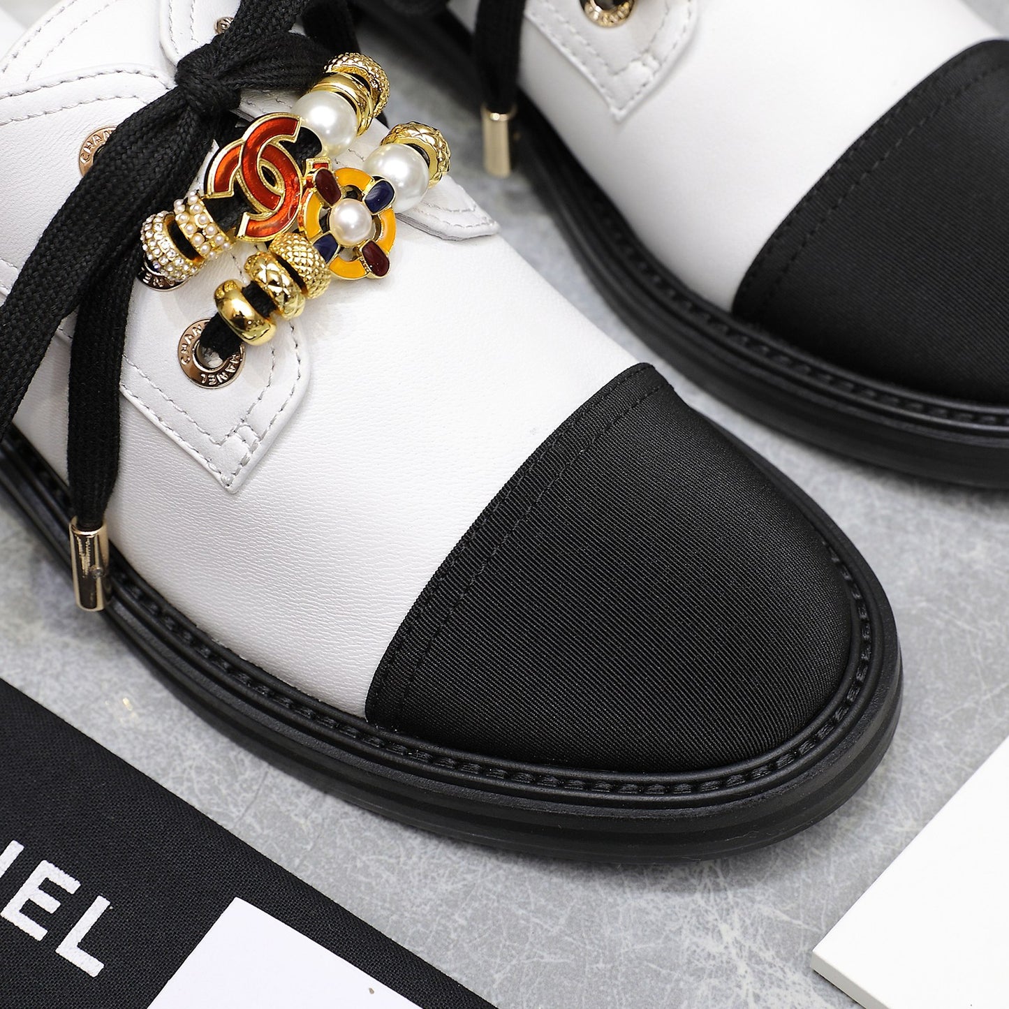 24P new double C pearl gemstone heavy metal buckle leather shoes 0724090504