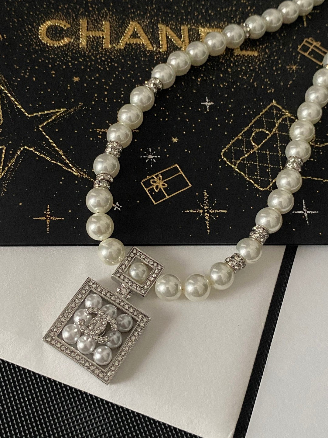 Square Pearl White Gold Diamond Square Perfume Bottle Pendant Pearl Letter Necklace 0724110602