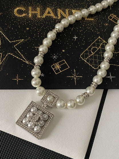 Square Pearl White Gold Diamond Square Perfume Bottle Pendant Pearl Letter Necklace 0724110602