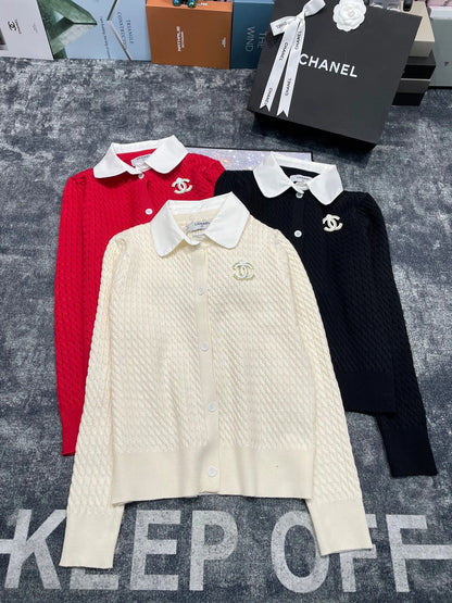 CNL Double C Brooch Decorated with Contrasting Color Lapel Stitching Fake Two-piece Fine Twist Knitted Cardigan 0724012301