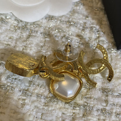 Square pearl earrings