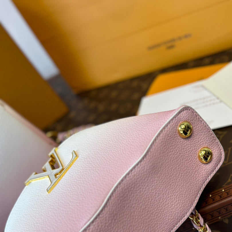 V-Capucines Shell Tote Bag 0724061308