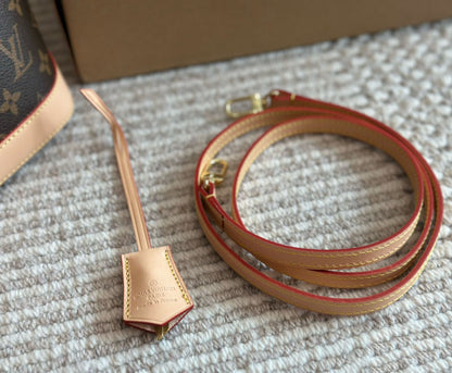 L Alma Shell Bag 1824071601