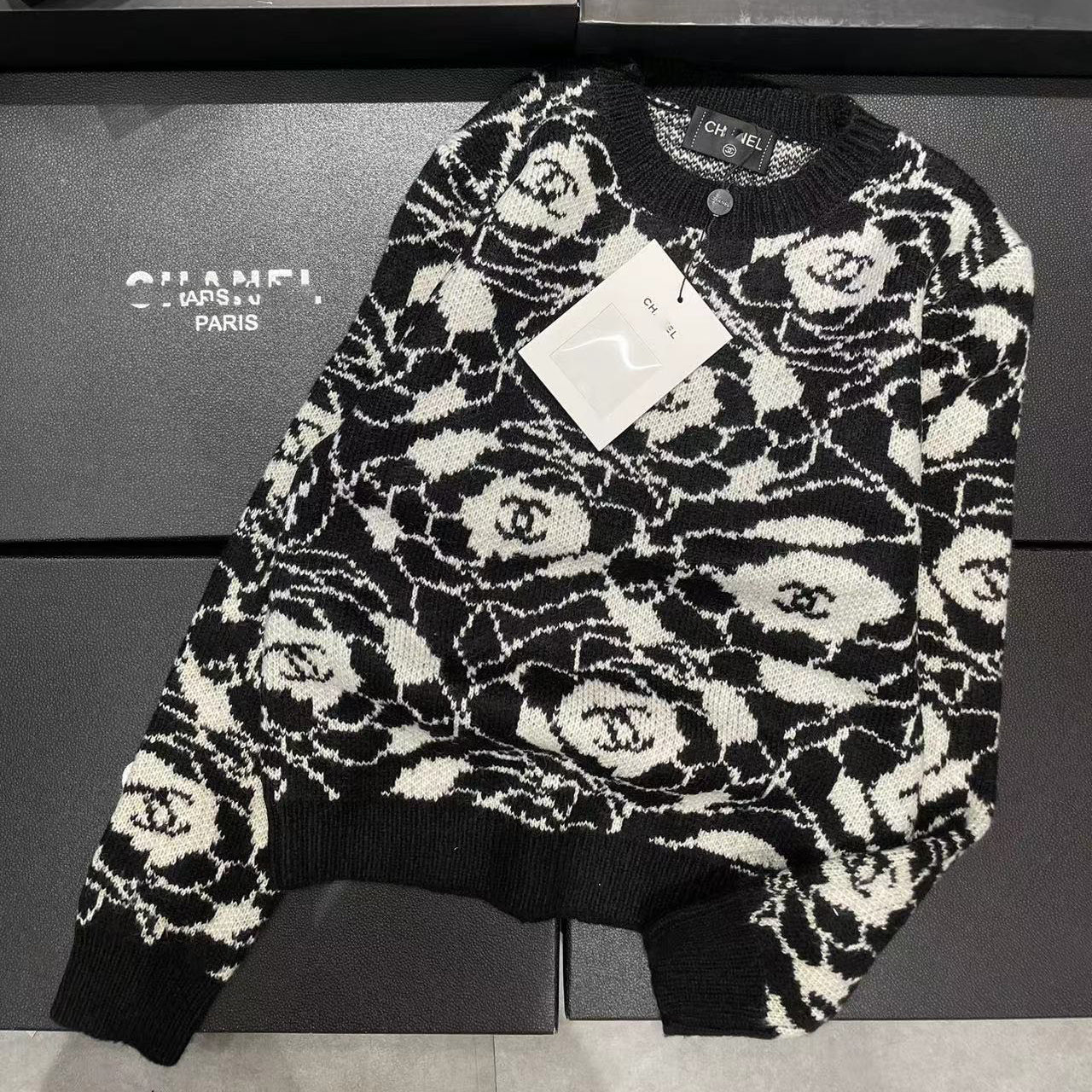 Black and white wool camellia knit XC1823091902