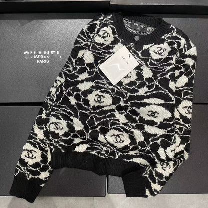 Black and white wool camellia knit XC1823091902