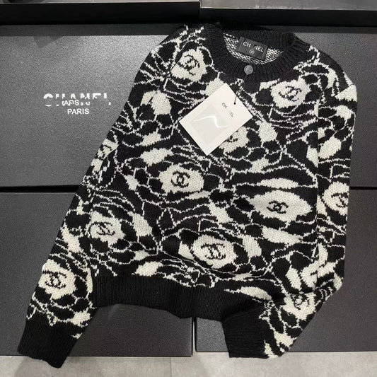 Black and white wool camellia knit XC1823091902