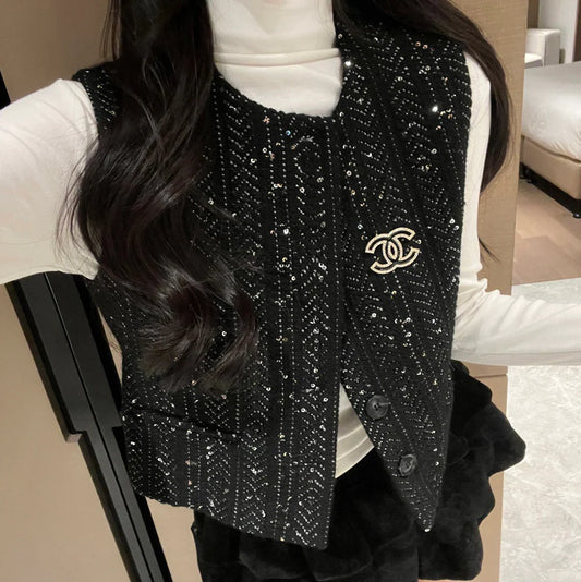 Customised tweed waistcoat with brooch 1024122715