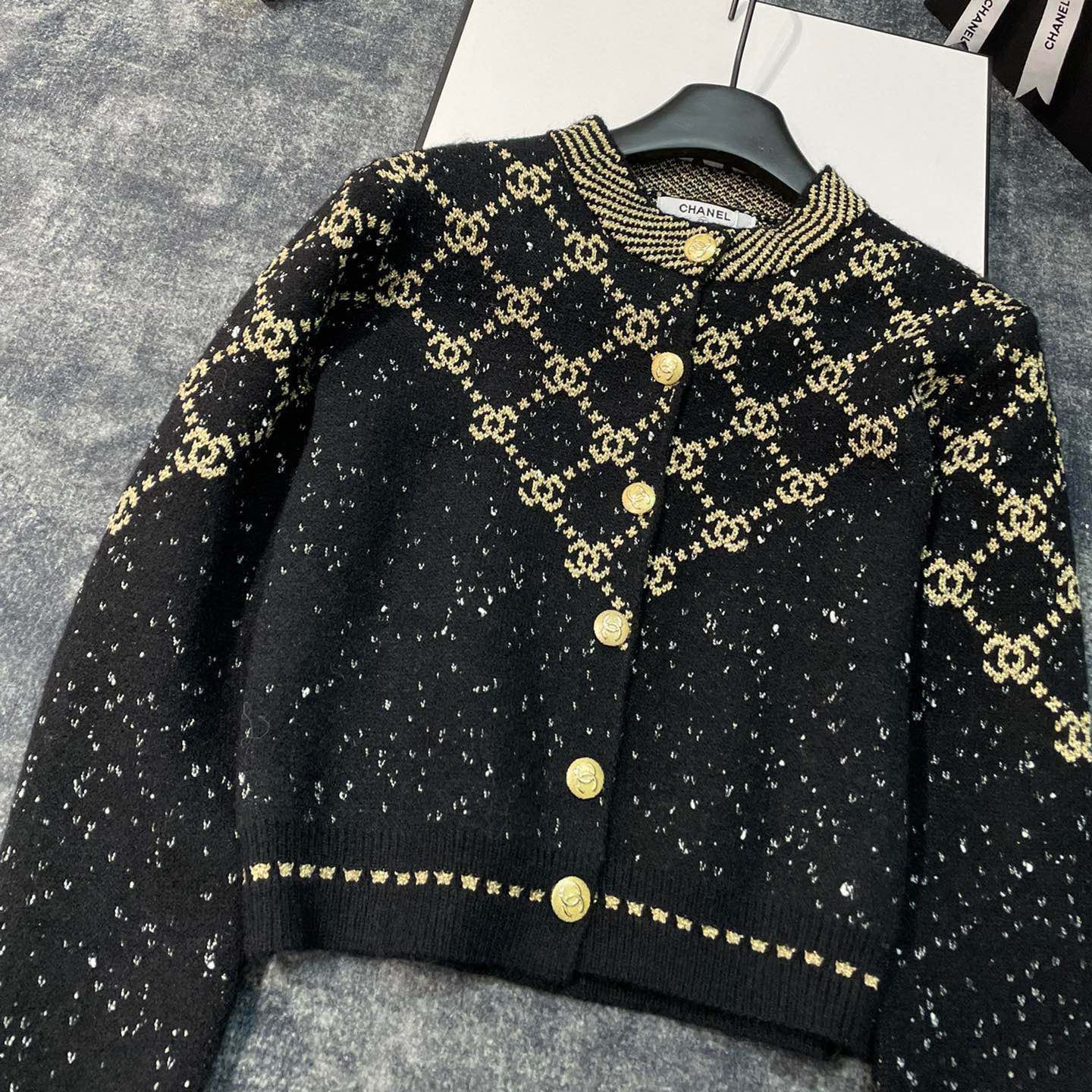 CNL fashion gold thread jacquard custom gold buckle custom yarn gradient round neck long sleeve buttoned knitted sweater cardigan jacket XC0723112005