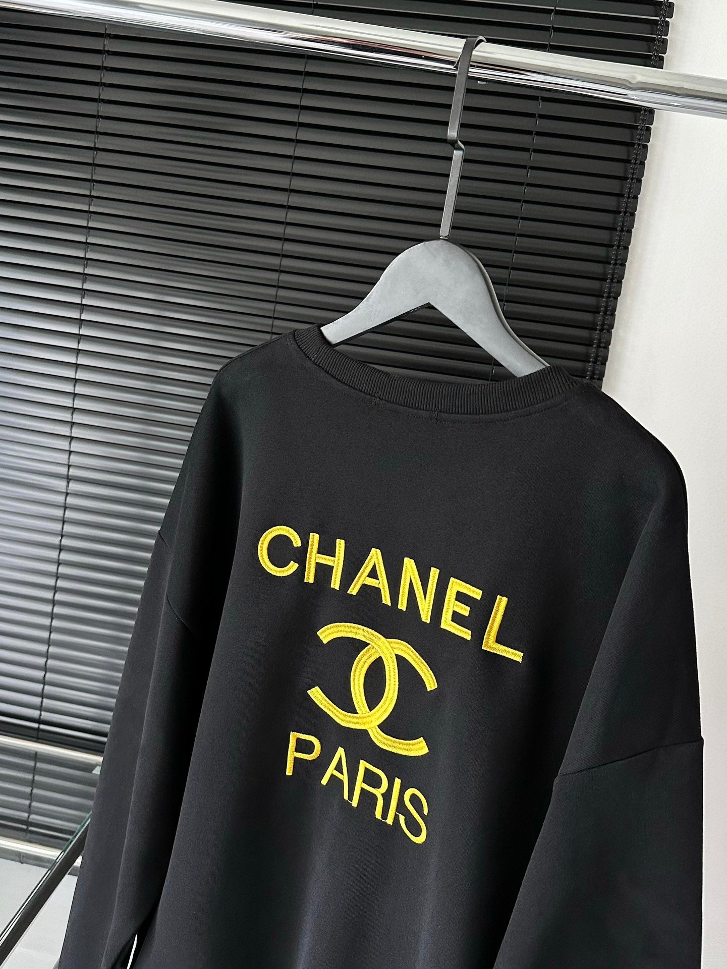 Limited edition black and gold embroidered logo crew neck sweatshirt XC0823100905