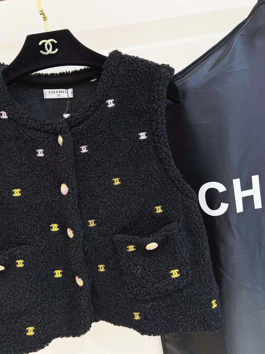 Early Spring New Embroidered Age-reducing Knitted Cardigan Vest Top 1024030710