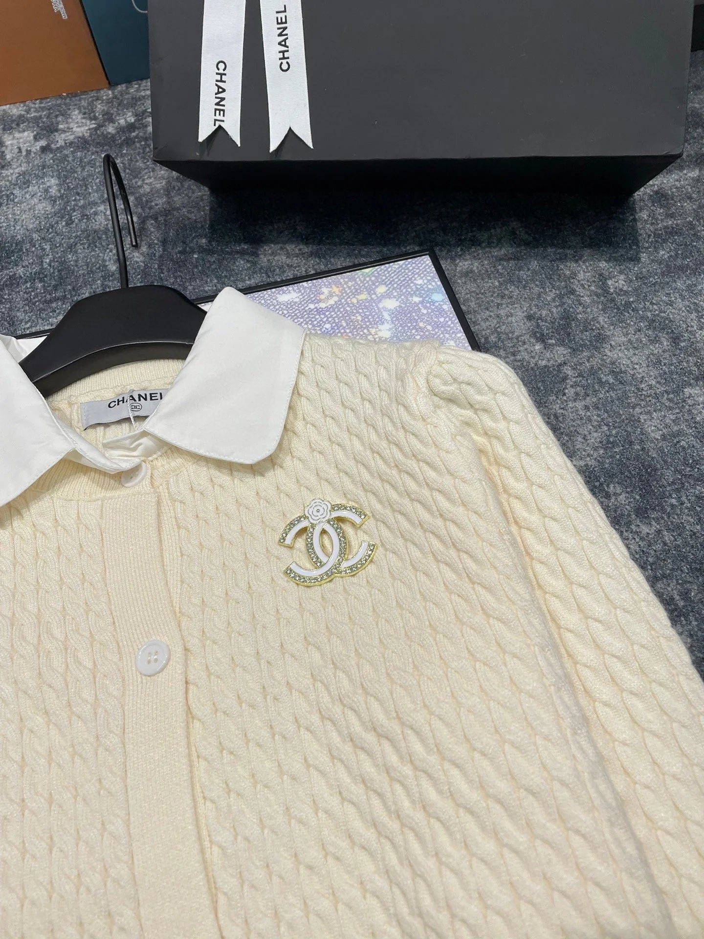 CNL Double C Brooch Decorated with Contrasting Color Lapel Stitching Fake Two-piece Fine Twist Knitted Cardigan 0724012301