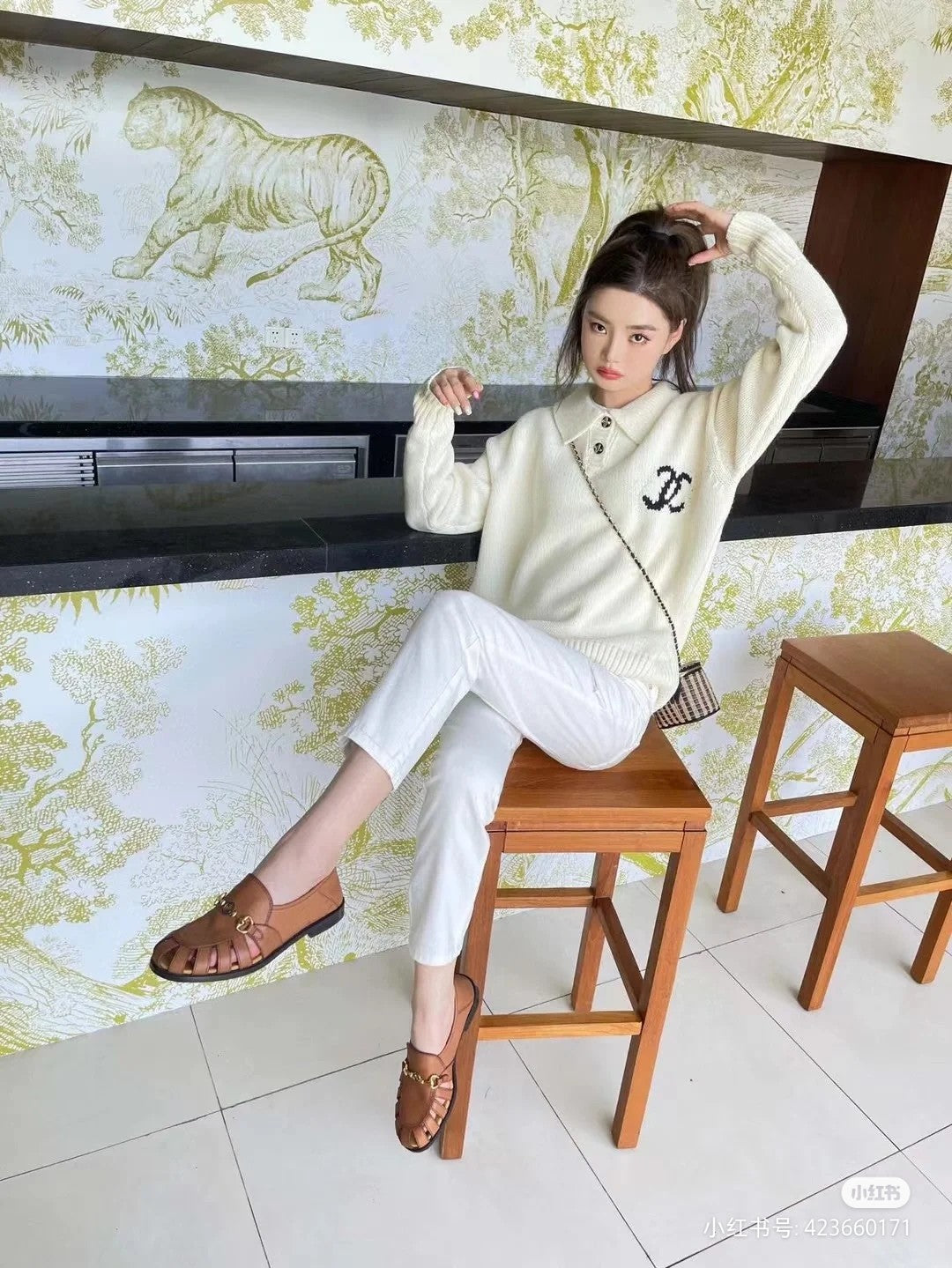 Autumn and winter limited edition embroidered logo sweater XC0823091919