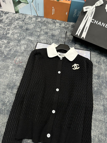 CNL Double C Brooch Decorated with Contrasting Color Lapel Stitching Fake Two-piece Fine Twist Knitted Cardigan 0724012301