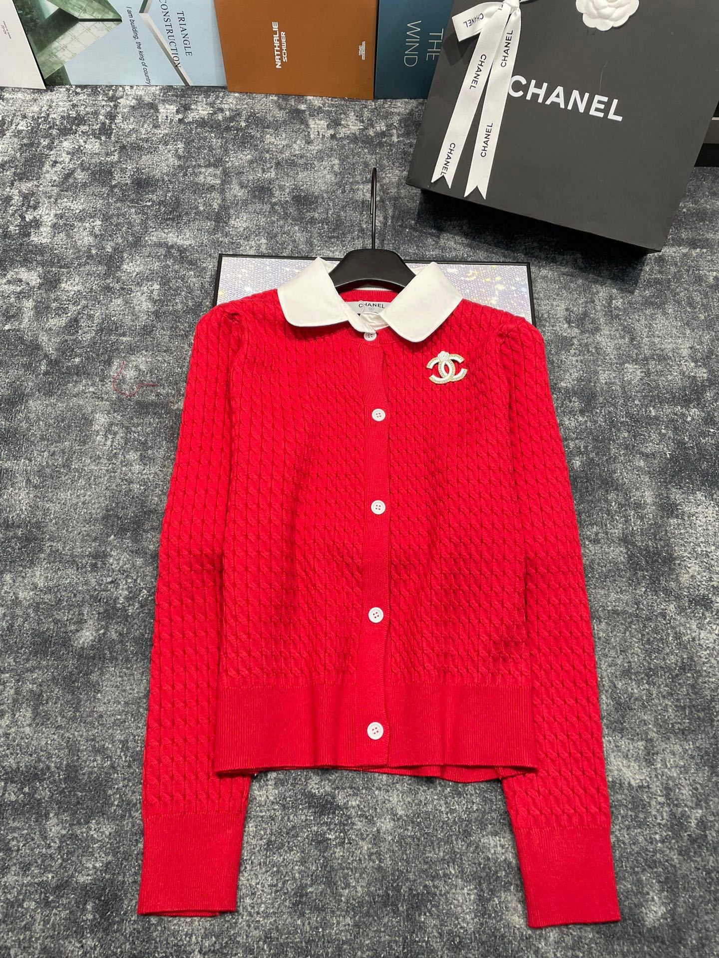 CNL Double C Brooch Decorated with Contrasting Color Lapel Stitching Fake Two-piece Fine Twist Knitted Cardigan 0724012301