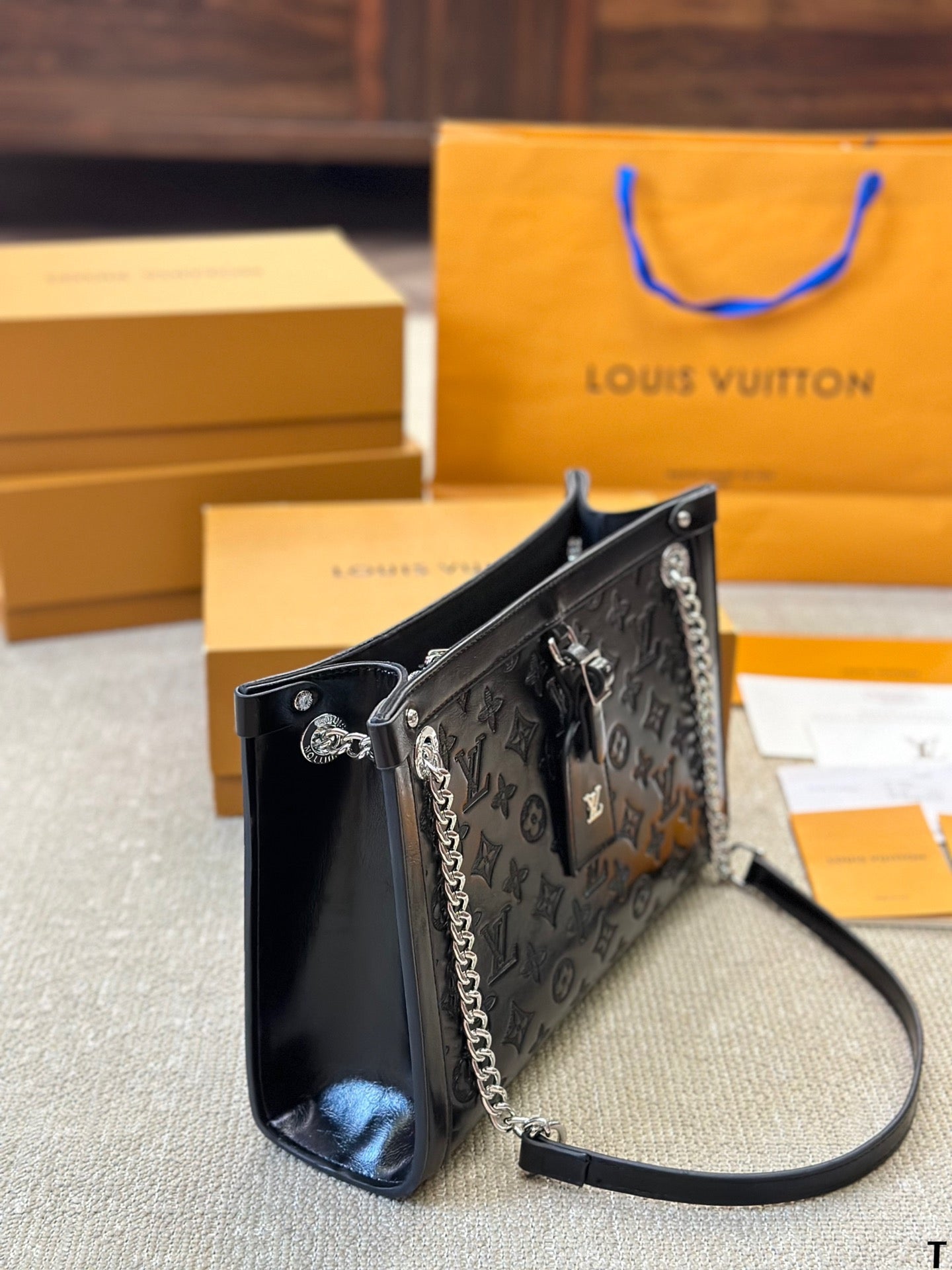 LVV Low Key Tote Bag 0724112601