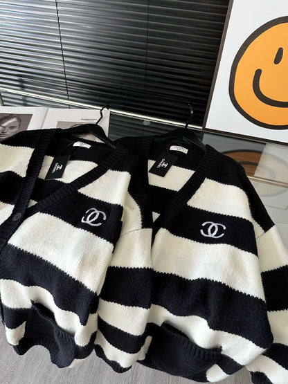Striped contrasting color sweater jacket cardigan with embroidered logo on the chest XC0823100904