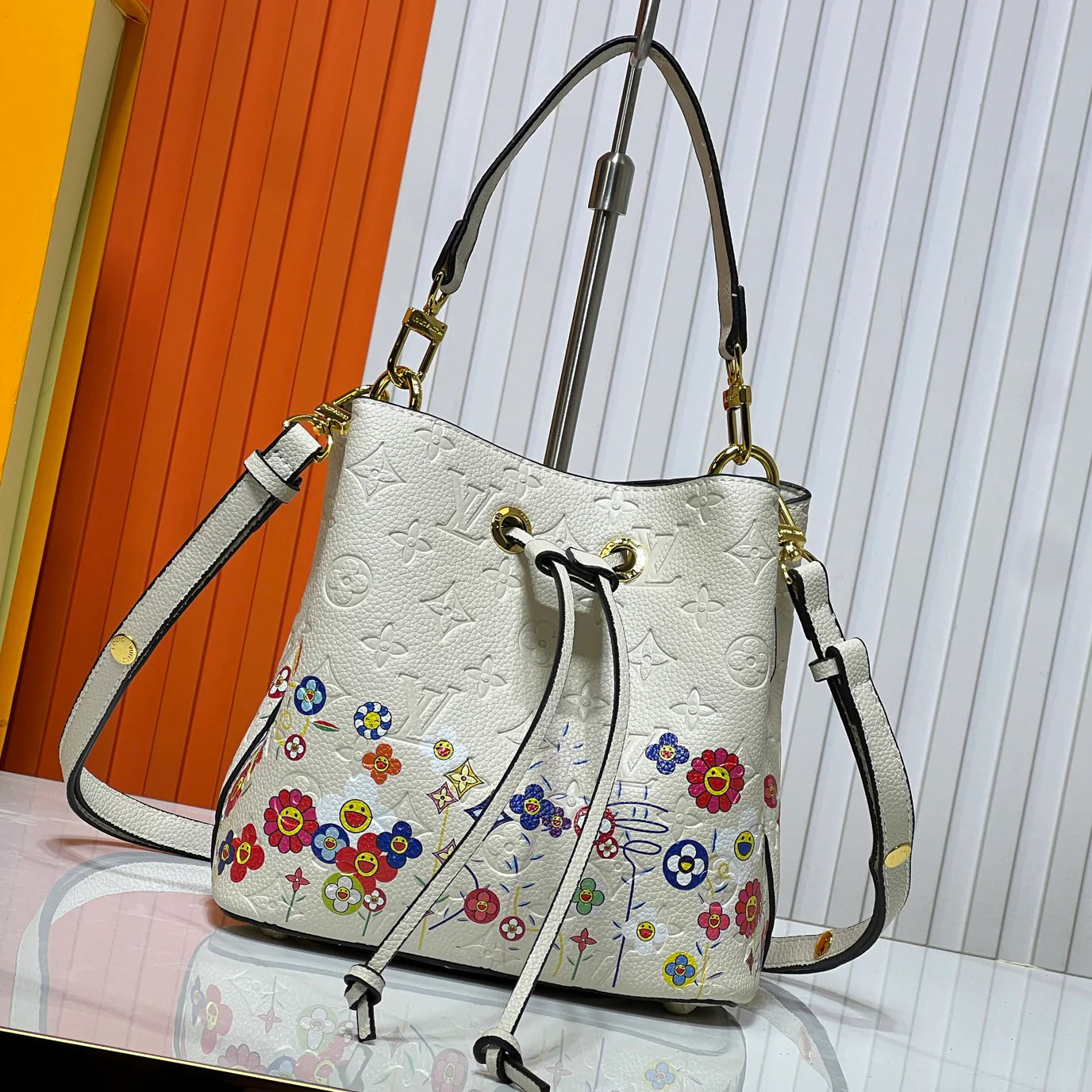 L Co-branded Bucket Bag 1025061708