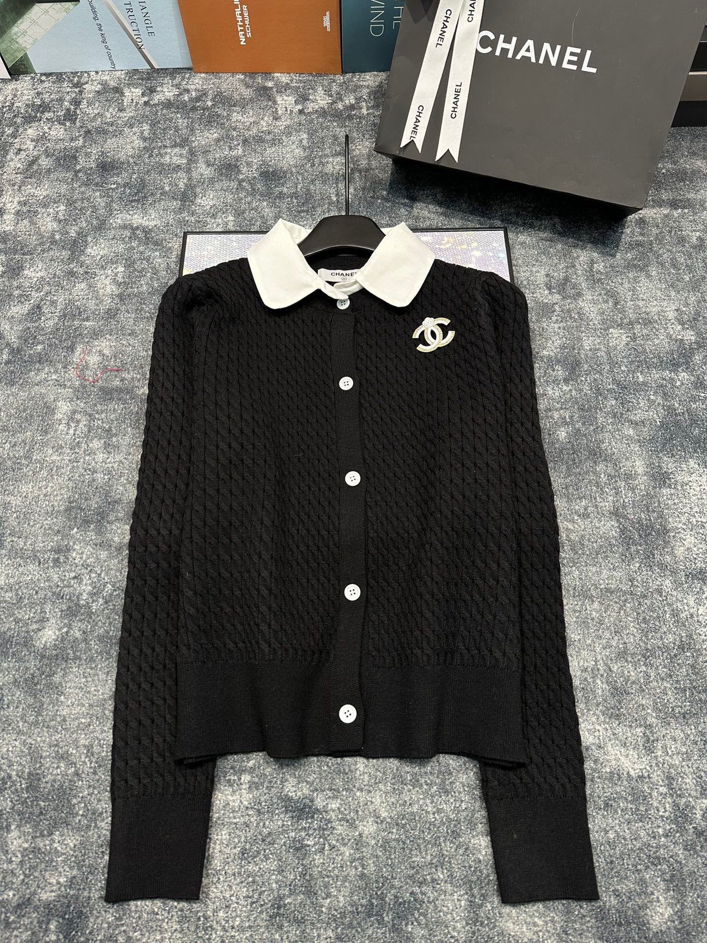 CNL Double C Brooch Decorated with Contrasting Color Lapel Stitching Fake Two-piece Fine Twist Knitted Cardigan 0724012301