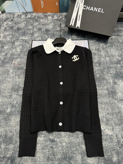 CNL Double C Brooch Decorated with Contrasting Color Lapel Stitching Fake Two-piece Fine Twist Knitted Cardigan 0724012301