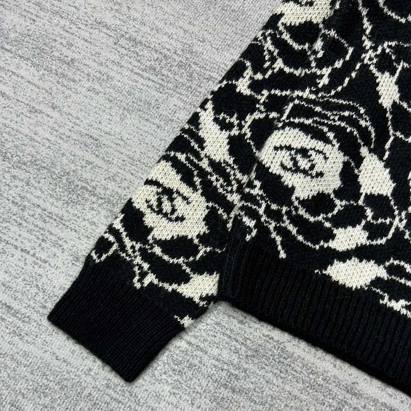 Black and white wool camellia knit XC1823091902