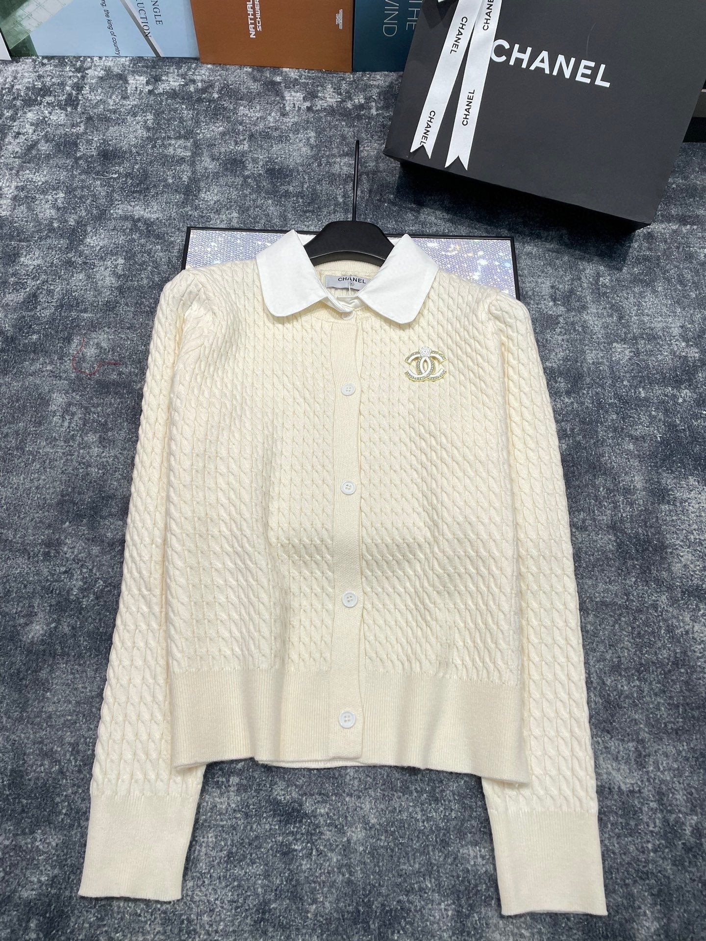 CNL Double C Brooch Decorated with Contrasting Color Lapel Stitching Fake Two-piece Fine Twist Knitted Cardigan 0724012301